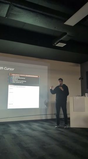 Ramiro presentando en el primer meetup de Cursor en Santiago